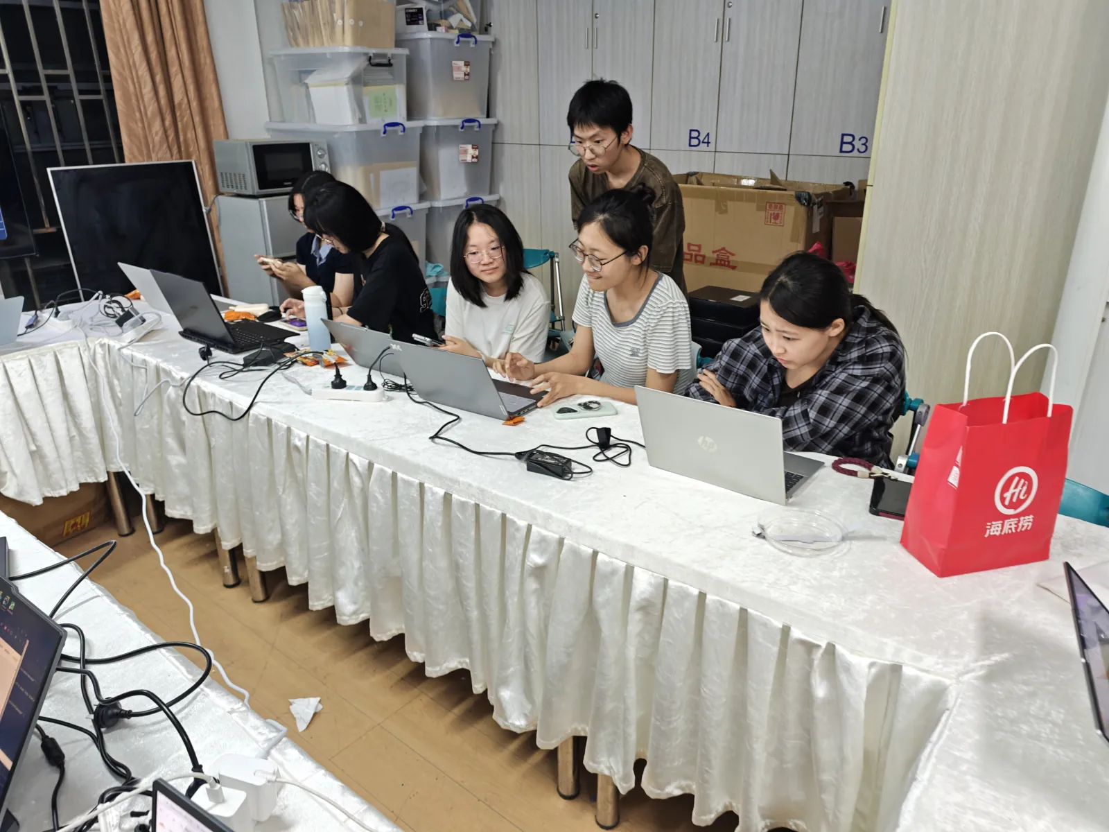 5 月 19 日，同学们使用笔记本电脑开展小组实践